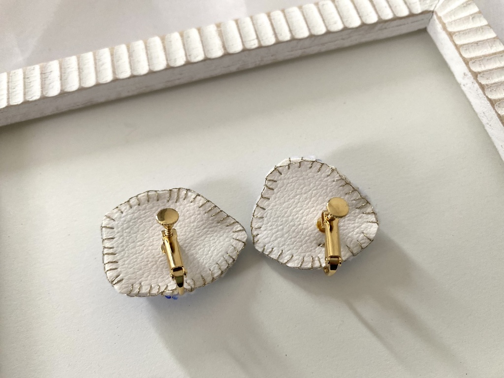 ビーズ刺繍イヤリング blue