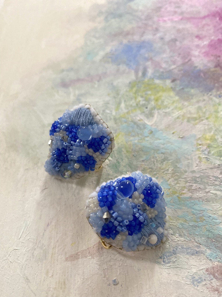 ビーズ刺繍イヤリング blue