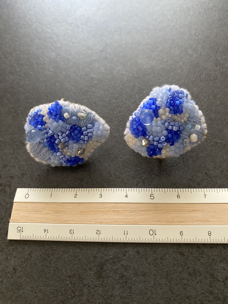 ビーズ刺繍イヤリング blue