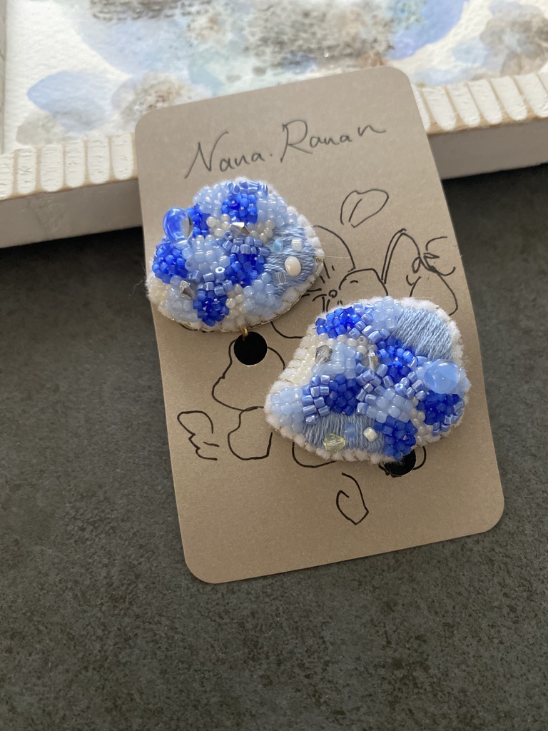ビーズ刺繍イヤリング blue