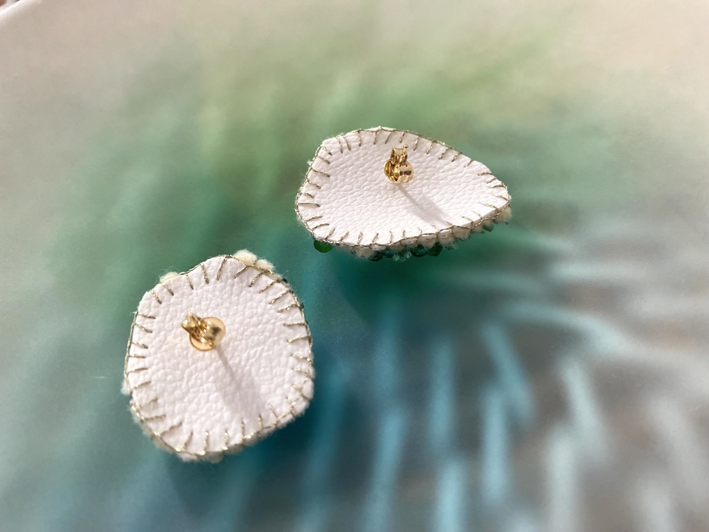 ビーズ刺繍ピアス green