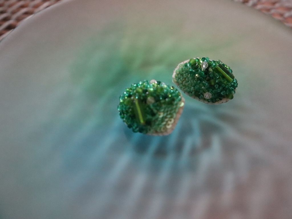 ビーズ刺繍ピアス green