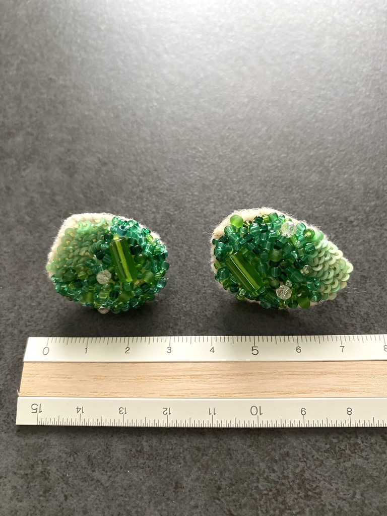 ビーズ刺繍ピアス green