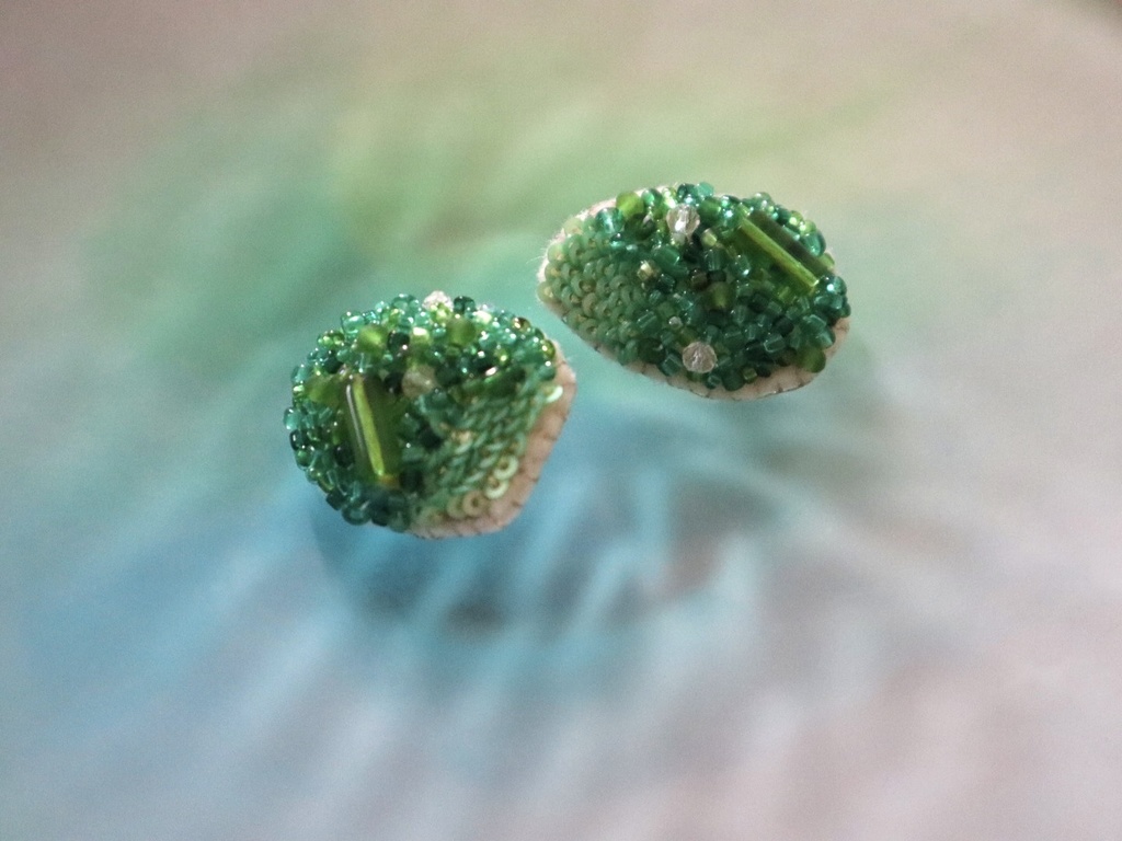 ビーズ刺繍ピアス green