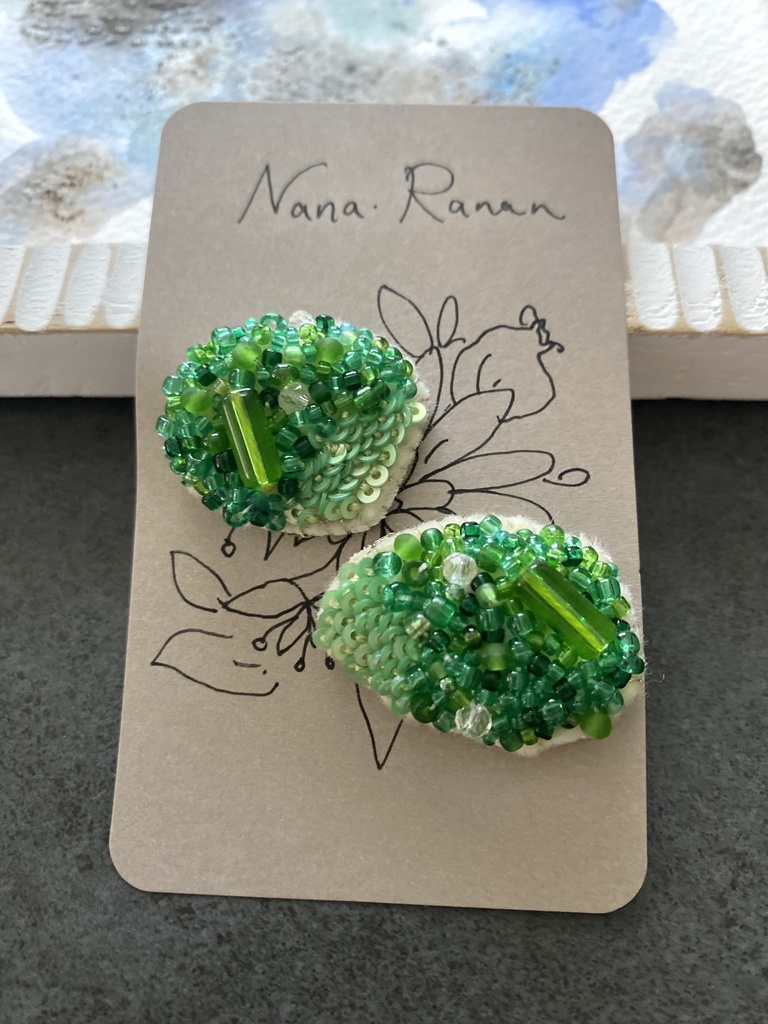 ビーズ刺繍ピアス green
