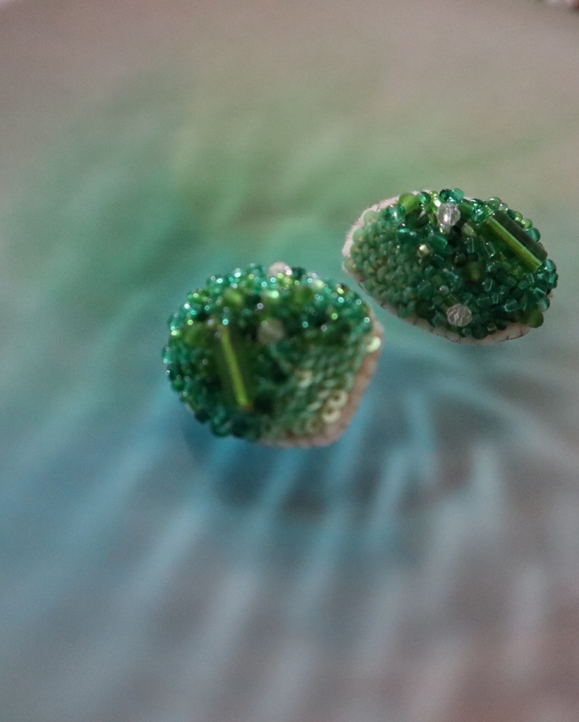ビーズ刺繍ピアス green