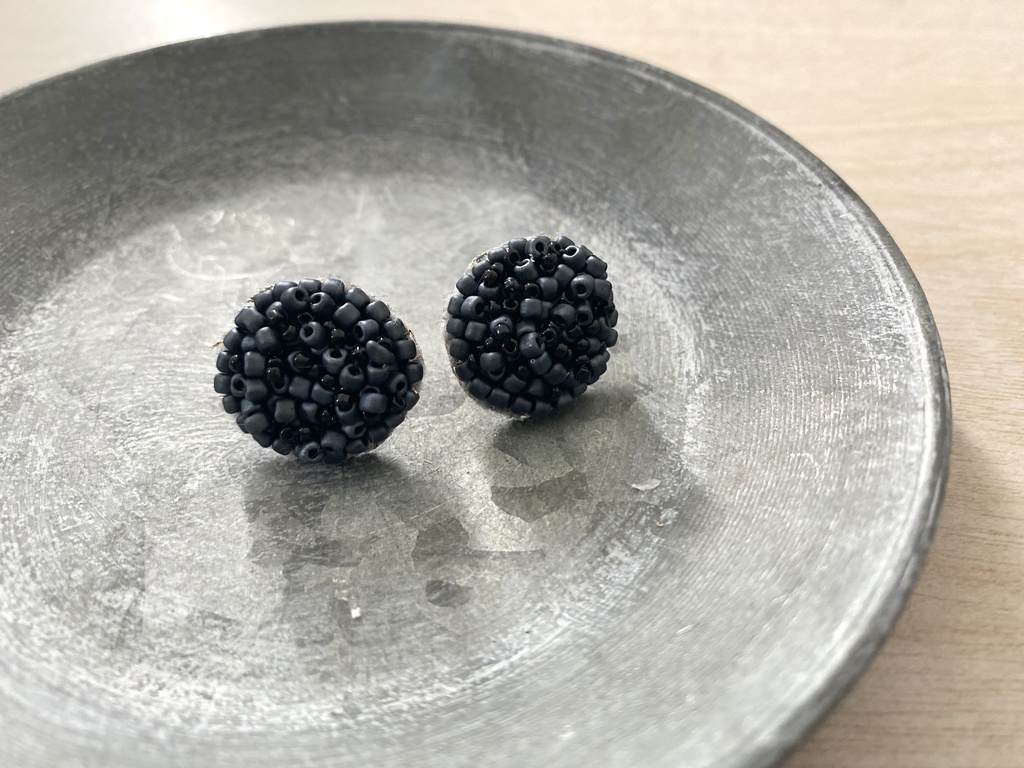 ビーズ刺繍ピアス black