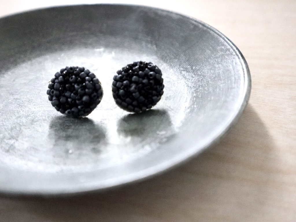 ビーズ刺繍ピアス black