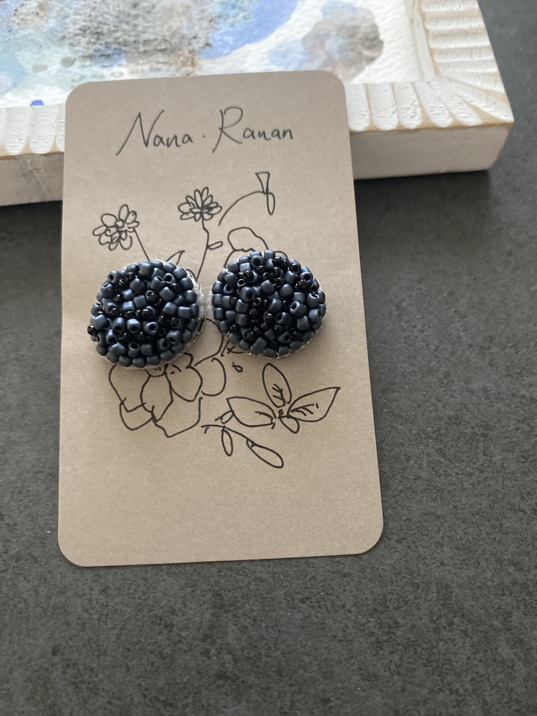 ビーズ刺繍ピアス black