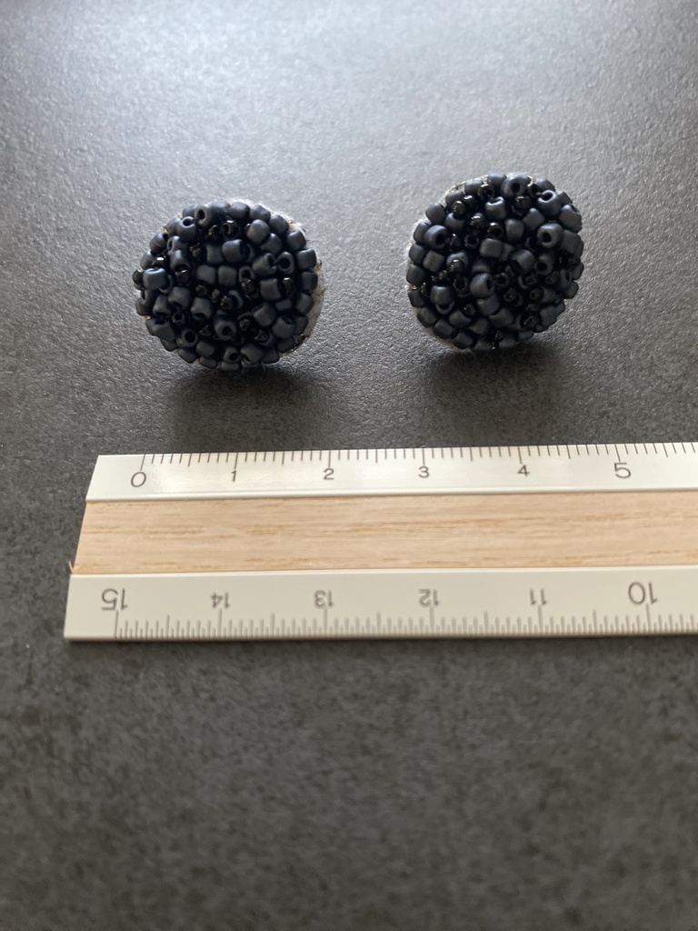 ビーズ刺繍ピアス black