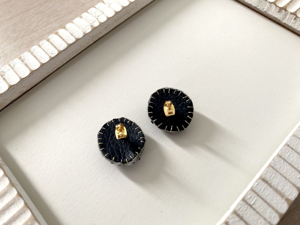 ビーズ刺繍ピアス black
