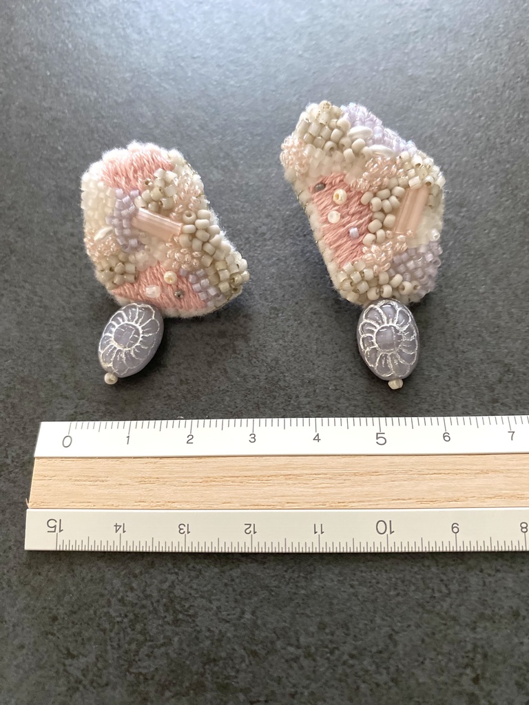 ビーズ刺繍ピアス gray&pink