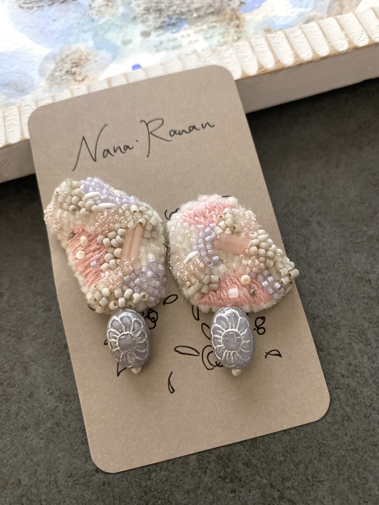 ビーズ刺繍ピアス gray&pink