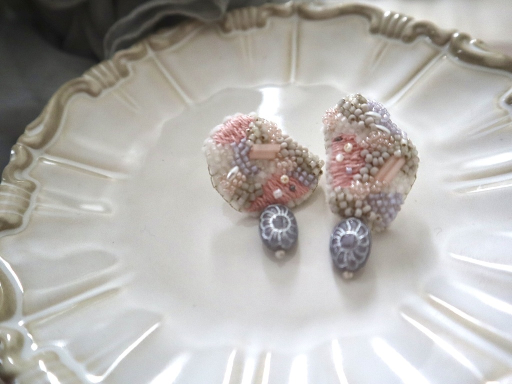 ビーズ刺繍ピアス　gray&pink