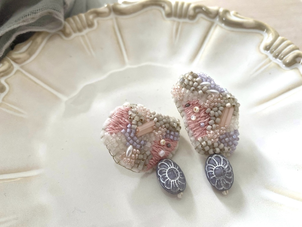 ビーズ刺繍ピアス gray&pink