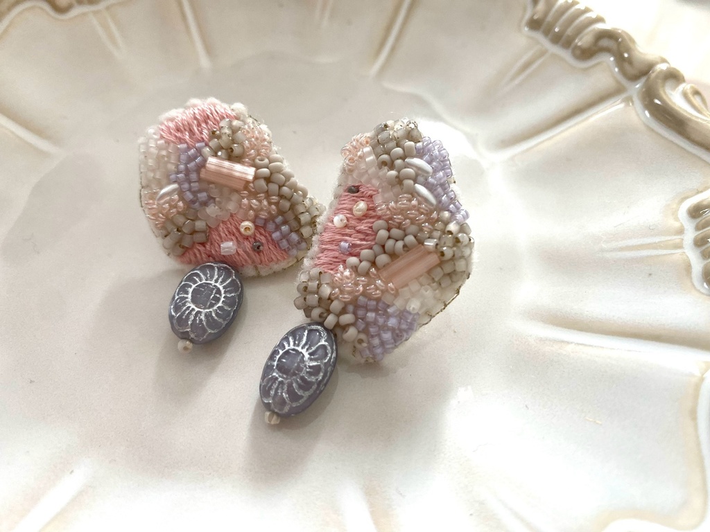 ビーズ刺繍ピアス gray&pink
