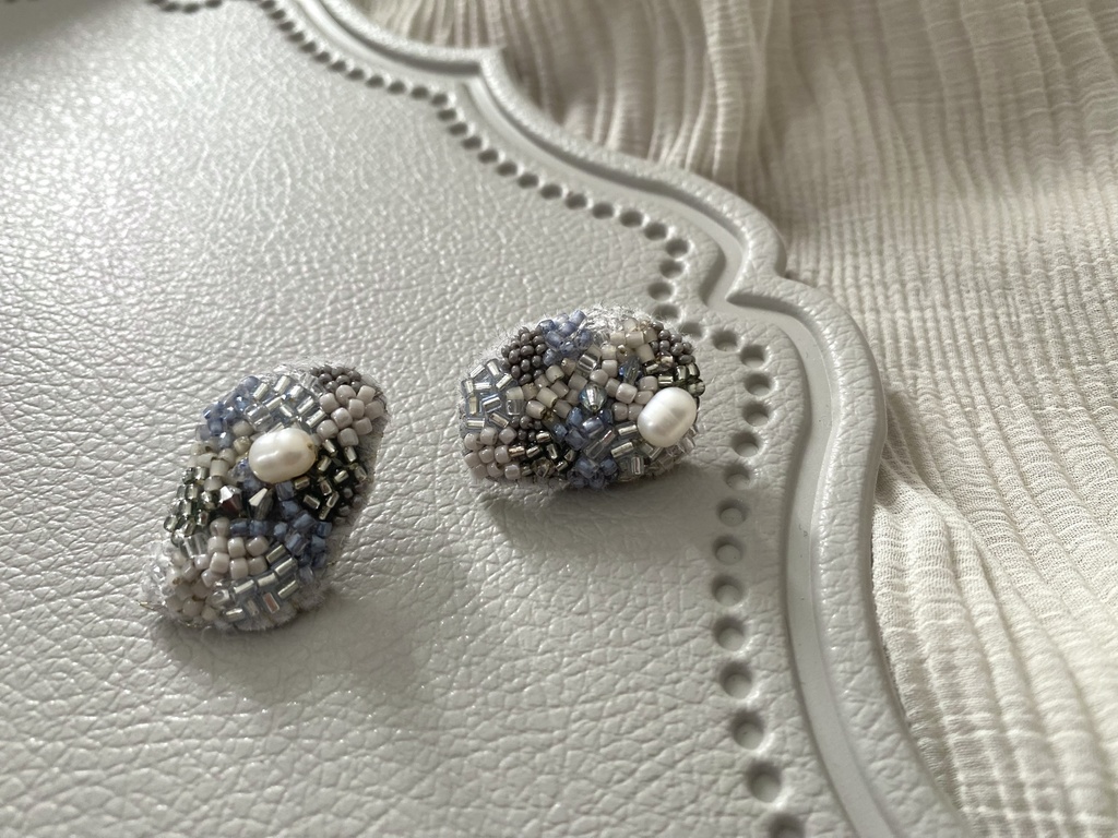 ビーズ刺繍ピアス bluegray