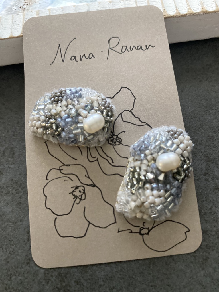 ビーズ刺繍ピアス bluegray