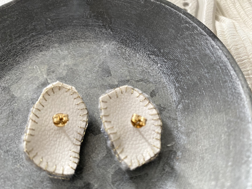 ビーズ刺繍ピアス bluegray