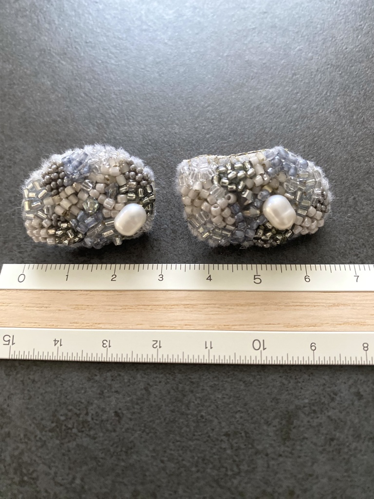 ビーズ刺繍ピアス bluegray