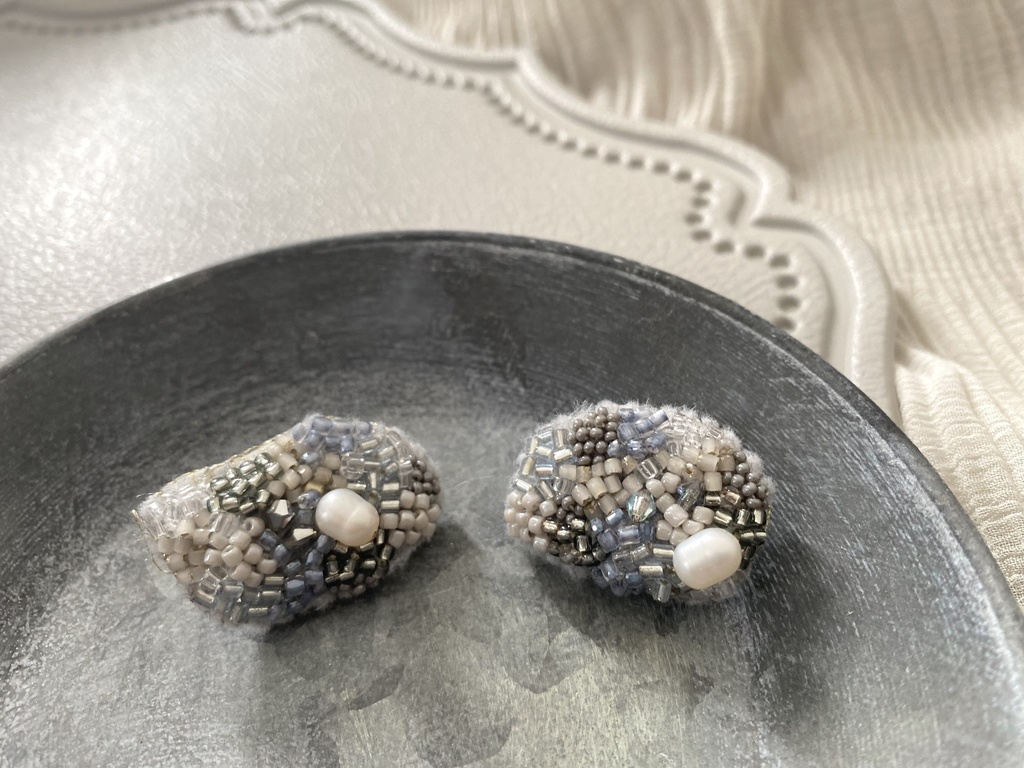 ビーズ刺繍ピアス bluegray