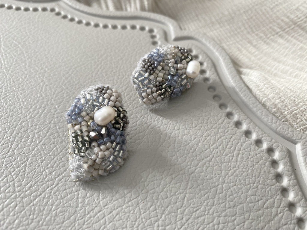 ビーズ刺繍ピアス bluegray