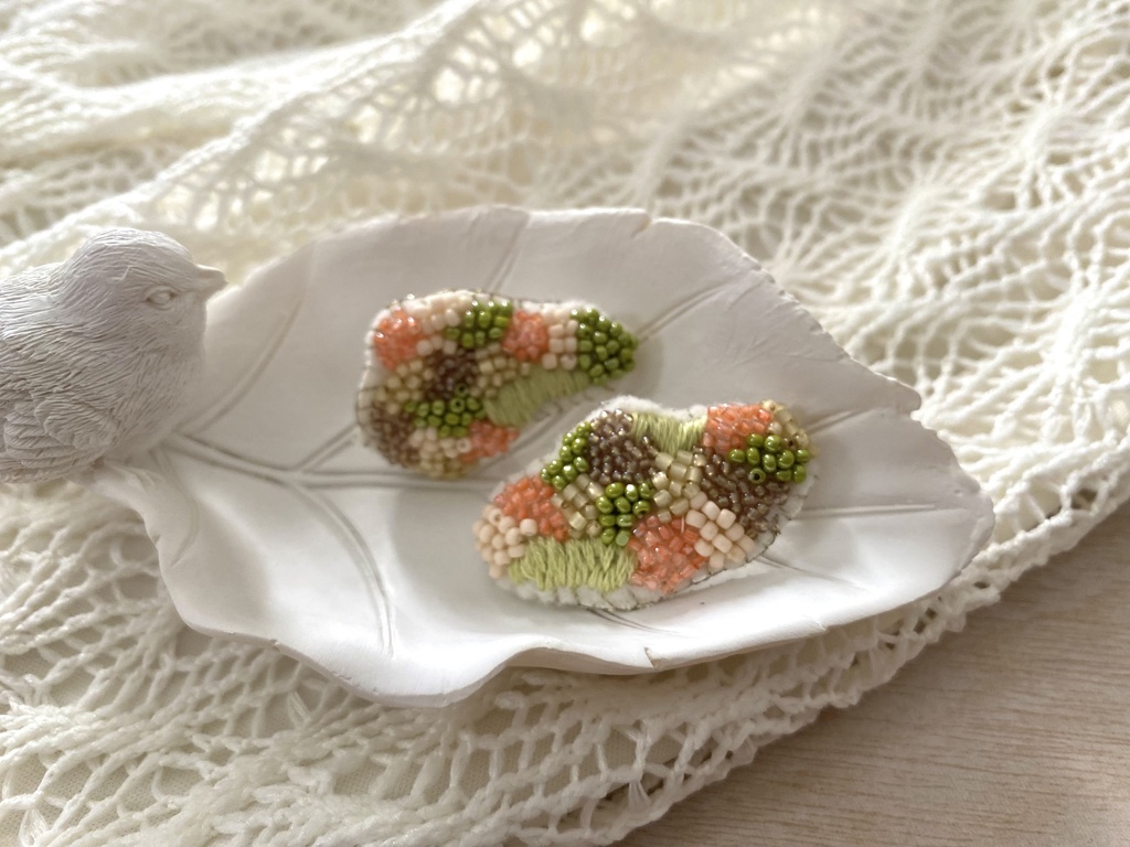 ビーズ刺繍ピアス yellowgreen
