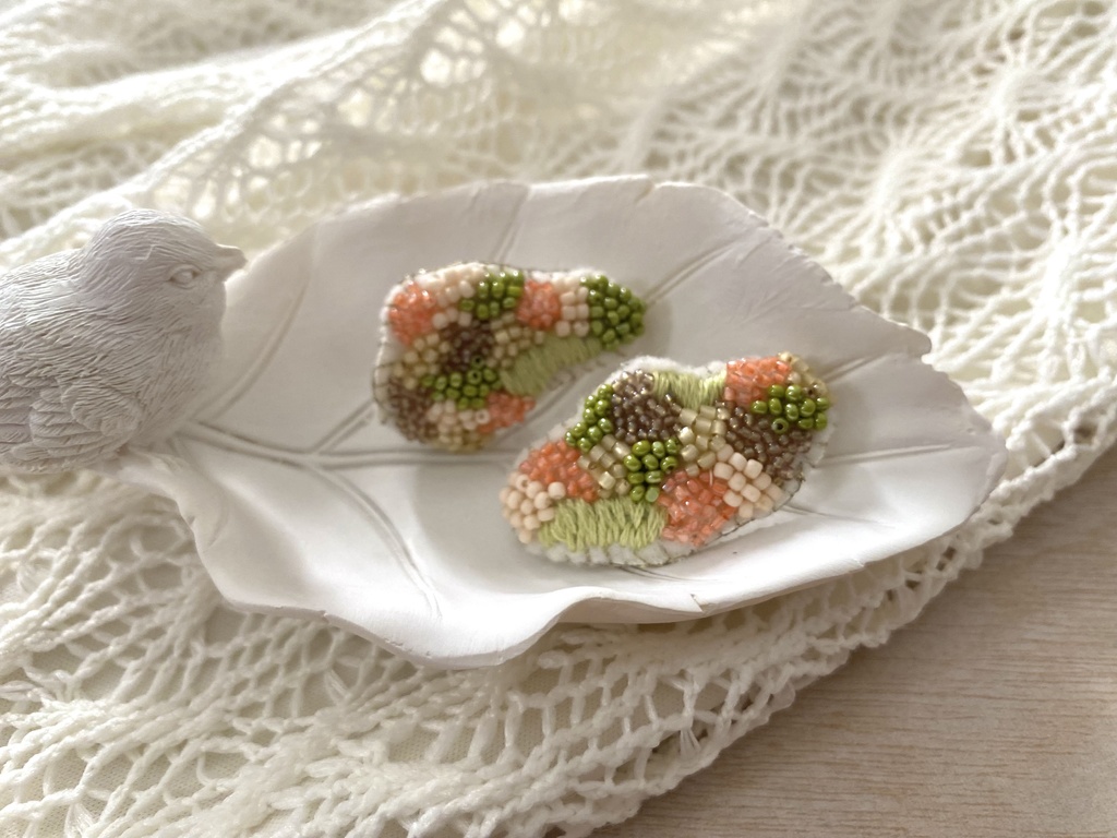 ビーズ刺繍ピアス　yellowgreen