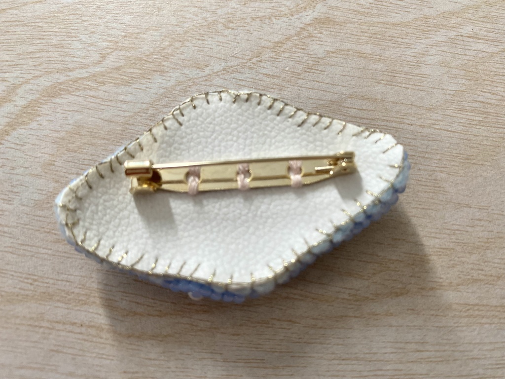 ビーズ刺繍ブローチ paleblue