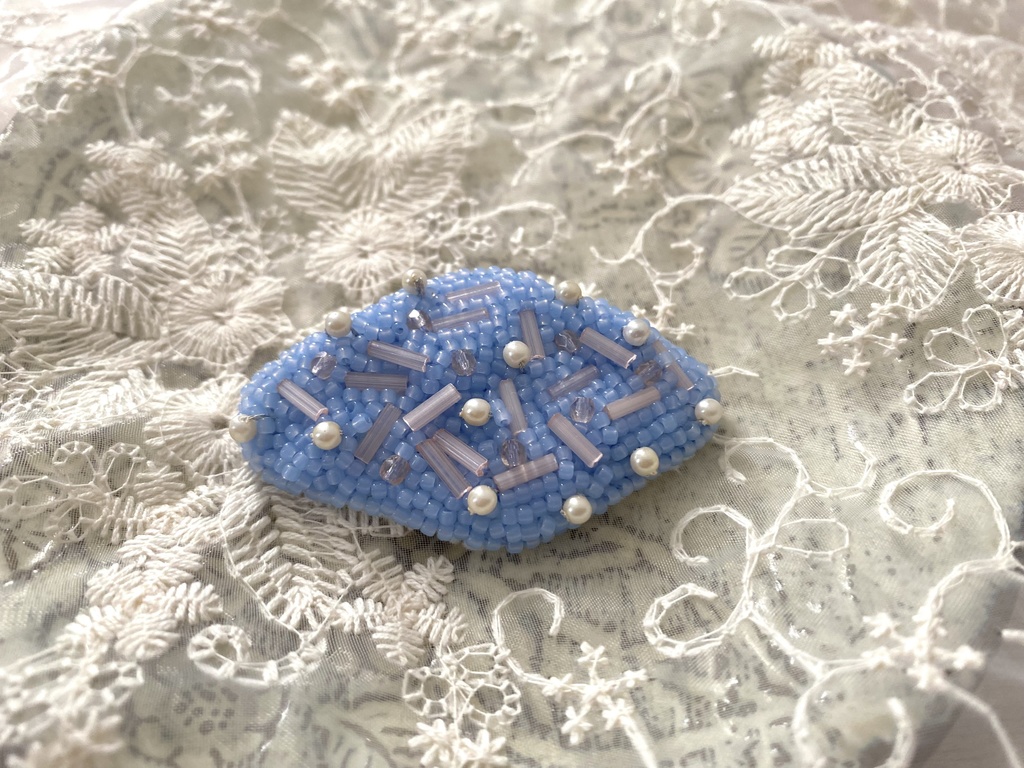 ビーズ刺繍ブローチ paleblue