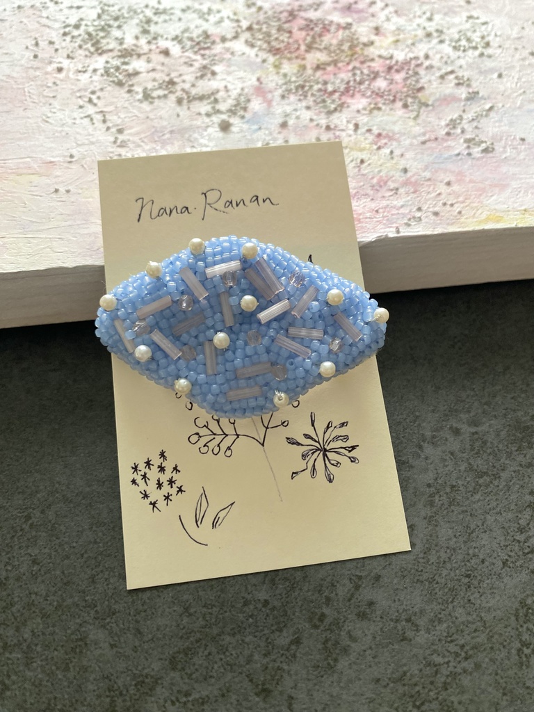 ビーズ刺繍ブローチ paleblue