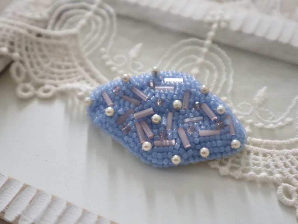 ビーズ刺繍ブローチ paleblue