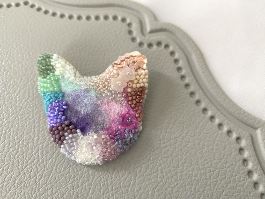 ビーズ刺繍ブローチ 猫