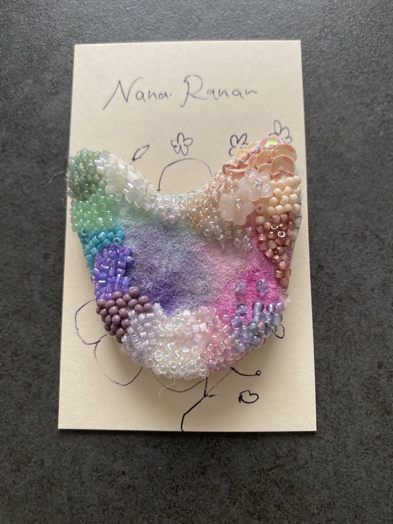 ビーズ刺繍ブローチ 猫