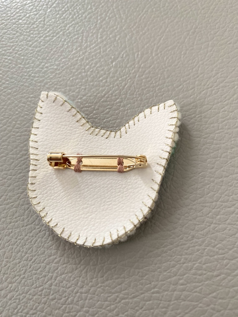 ビーズ刺繍ブローチ 猫