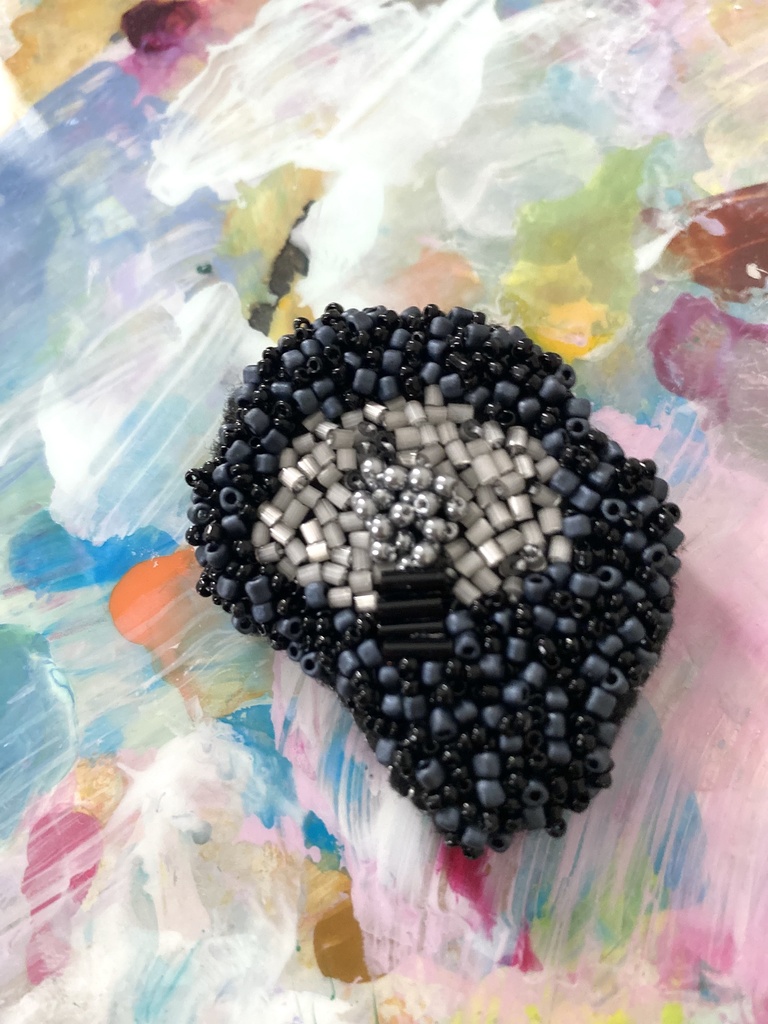 ビーズ刺繍ブローチ black