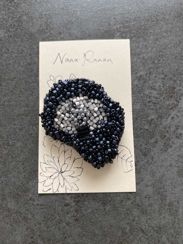 ビーズ刺繍ブローチ black