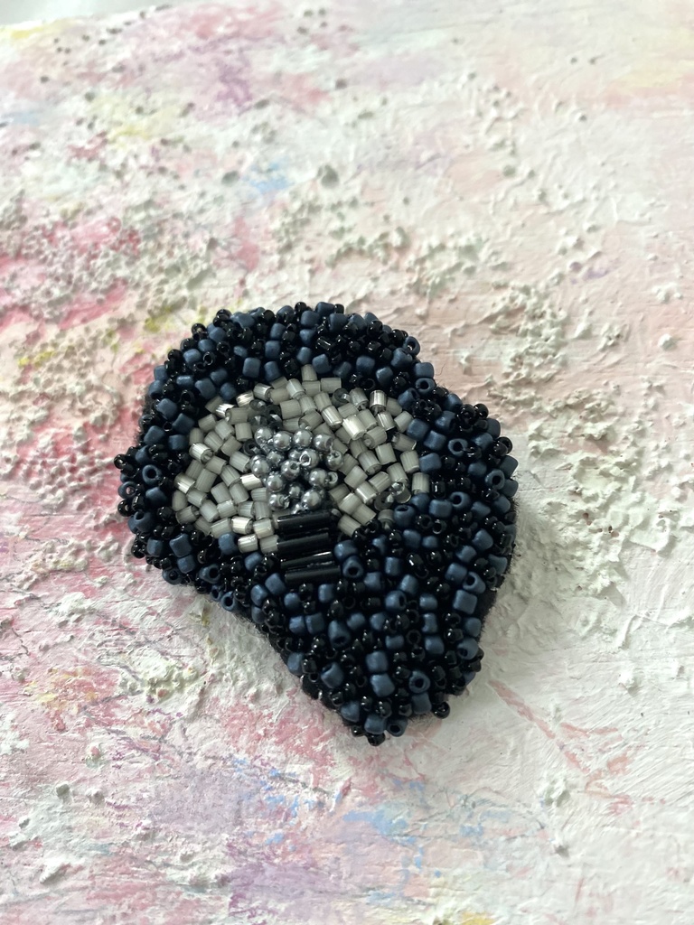 ビーズ刺繍ブローチ　black