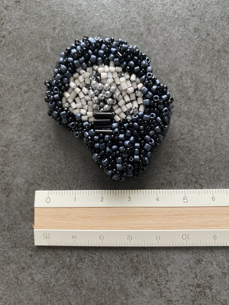 ビーズ刺繍ブローチ black