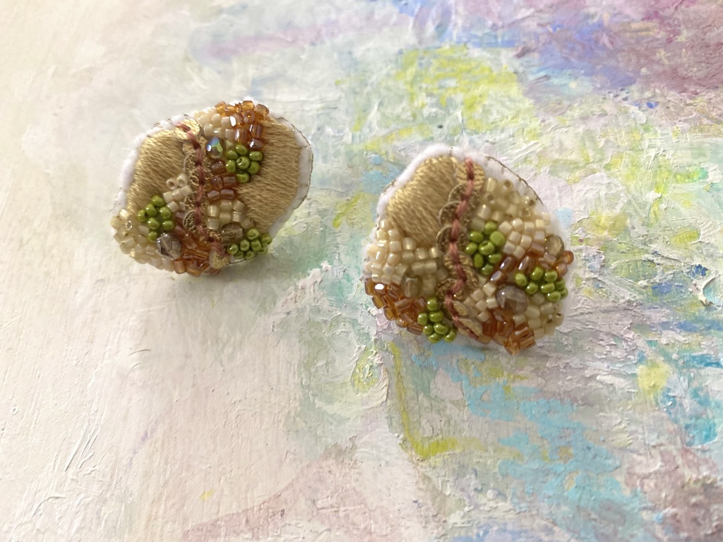 ビーズ刺繍ピアス mustard
