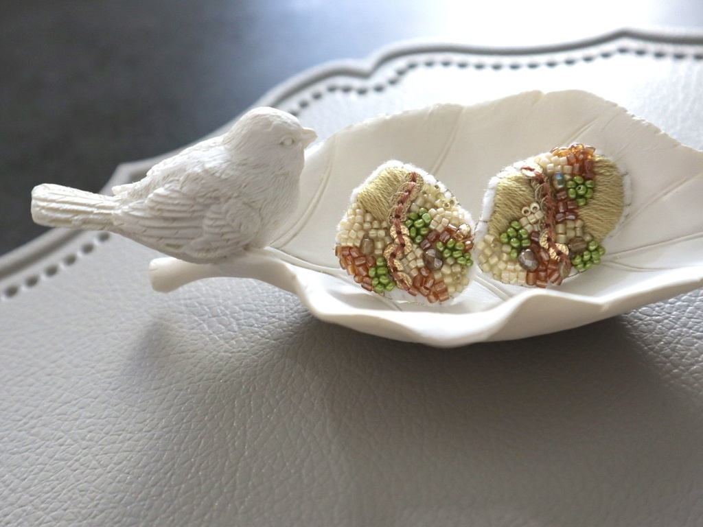 ビーズ刺繍ピアス mustard