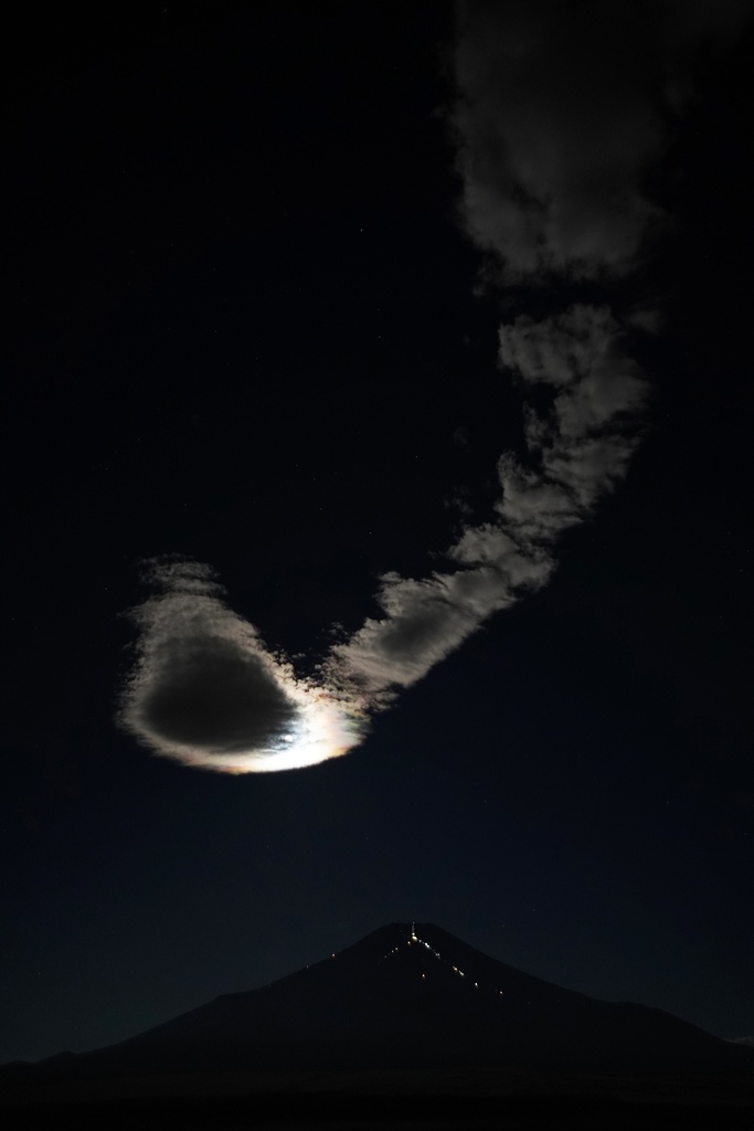 「月けむり　Smoky moon」　木製パネル　A2 (420×594)   2019年作成