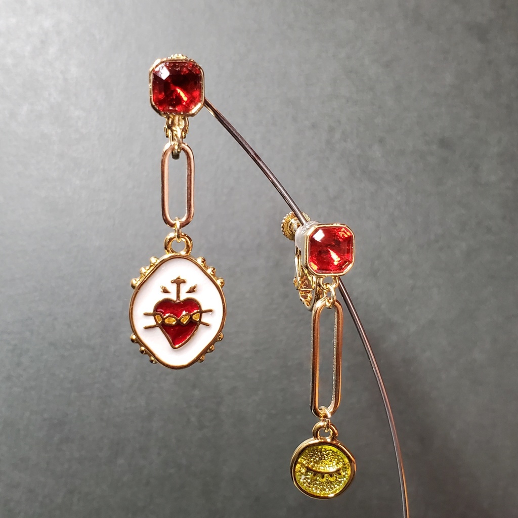 嘘ロナイメージイヤリング