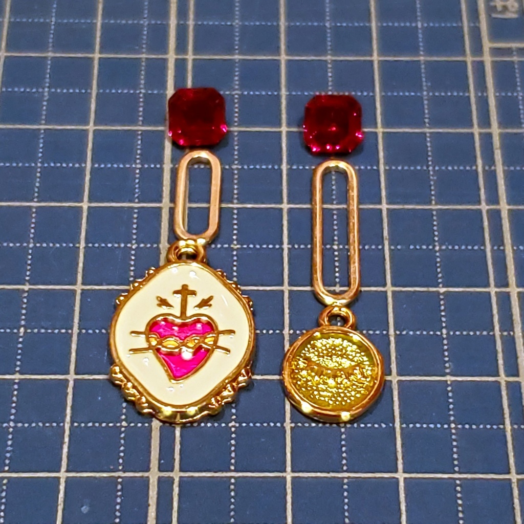 嘘ロナイメージイヤリング