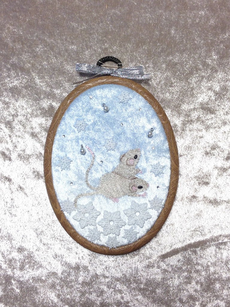 刺繍の野ねずみ『冬の宝物』
