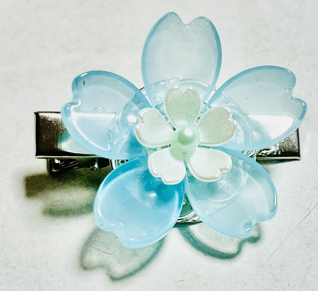 桜のブローチ（水色）