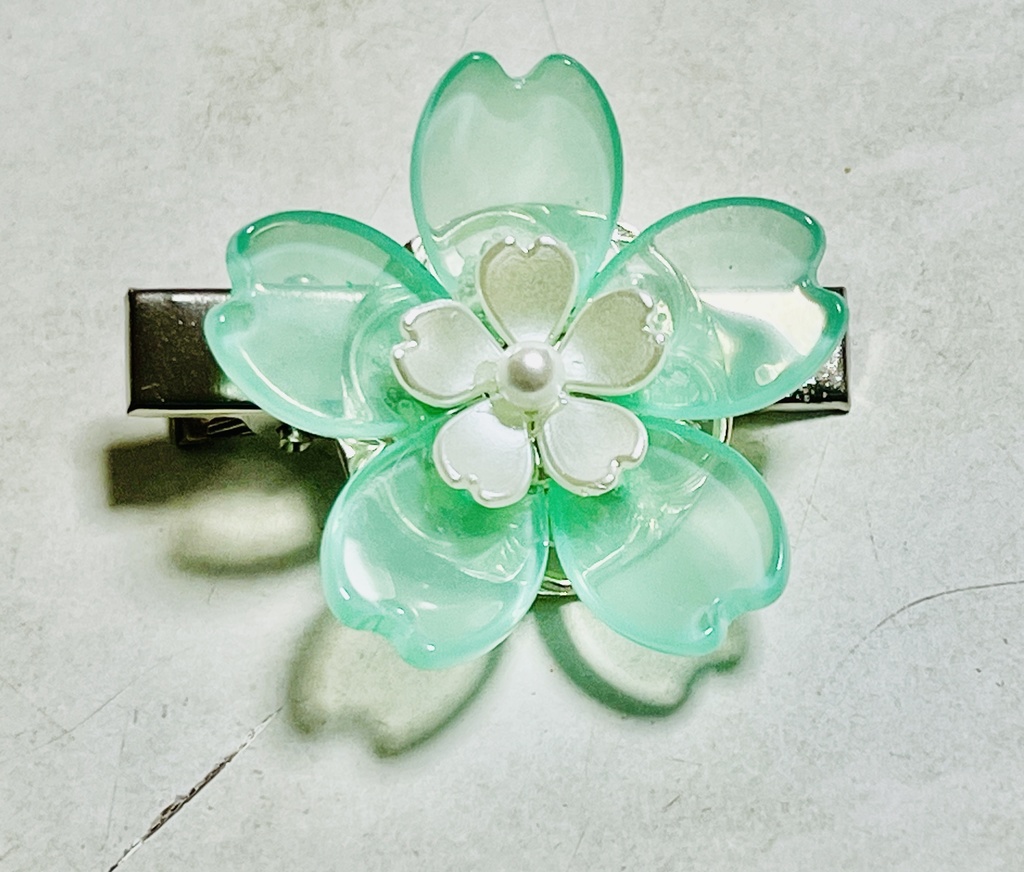 桜のブローチ（ライトグリーン）