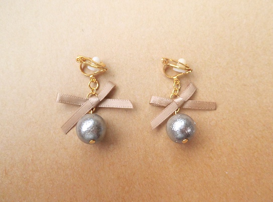 オーナメントパールのイヤリング（Beige×silver gray）