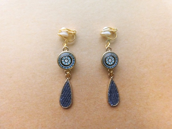 ブルーカボション×デニムドロップのイヤリング（Ａ）