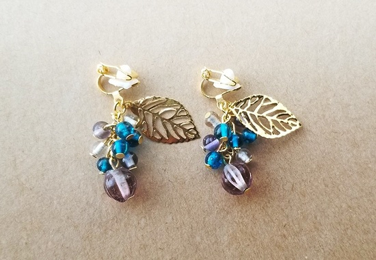 雨粒ガラスのイヤリング